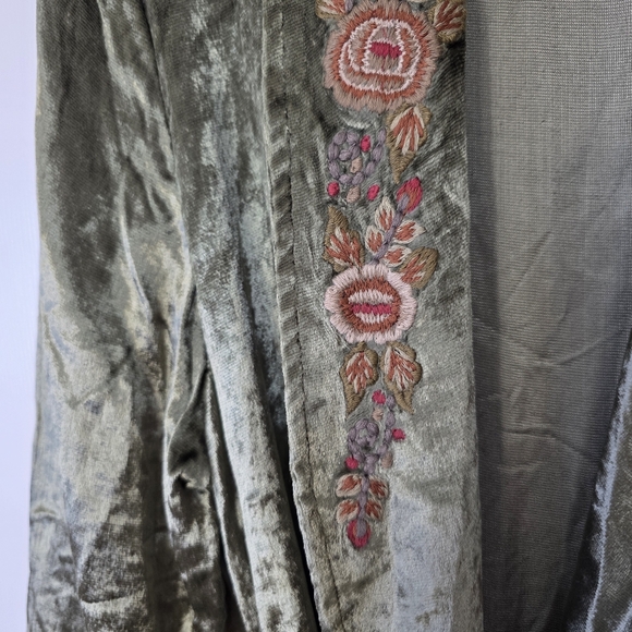 April Cornell Crushed Velvet Embroidered Floral Robe Medium Women’s - Picture 5 of 9